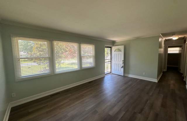 3BR/1BA Home for Rent in Lyndon - Fenced Back Yard & Garage! Gallery 4