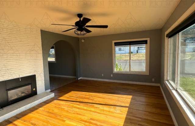 Large 4 Bedroom 2 Bath Gallery 3