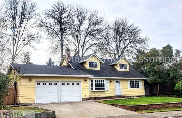 Comfortable 4BD Aloha Home with AC, Fireplace & 2-Car Garage Gallery 1