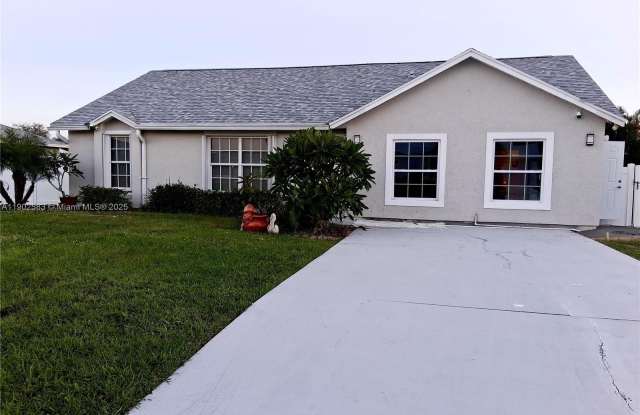 250 SW Airview Ave photos photos