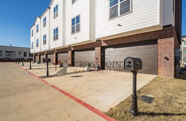 Luxury 3 bedroom, 3.5 Bath, 2 Car Garage Townhome- Fully Furnished! Gallery 3