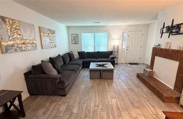 Room in 2 Bedroom Home at Mill Creek Pl Gallery 3