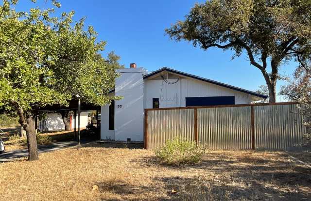 Available Now- 2 Bedroom 1 Bath in Granite Shoals, TX with Fenced in Back Yard *PET FRIENDLY* photos photos