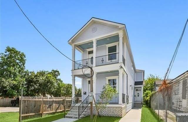 2734 IBERVILLE Street Gallery 1