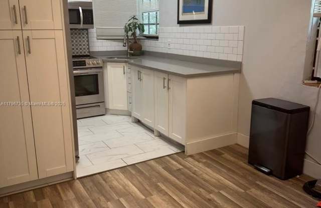 1319 SW 21st Ter photos photos