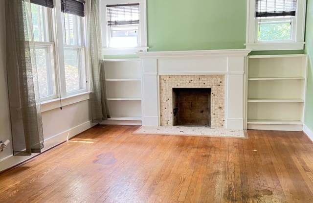 Charming Brookside Bungalow close to all the fun! 2bed/1bath home. Gallery 3