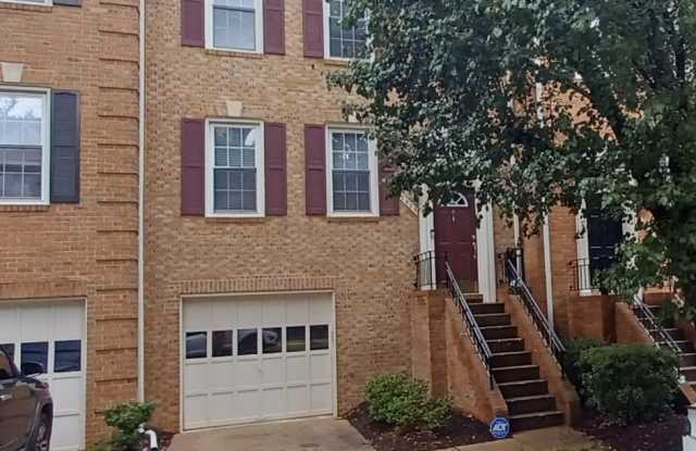 Luxurious And Spacious 3 Bed 2 Bath Brick Townhouse In Tysons Station photos photos