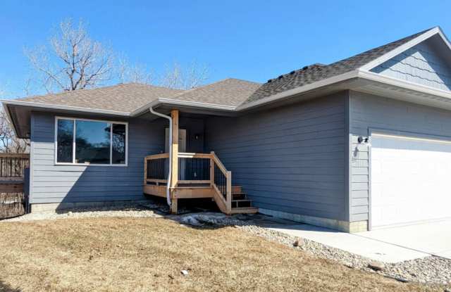 4 bed 3 bath Townhome For Rent! - 1814 North Oberg Circle, Sioux Falls, SD 57103