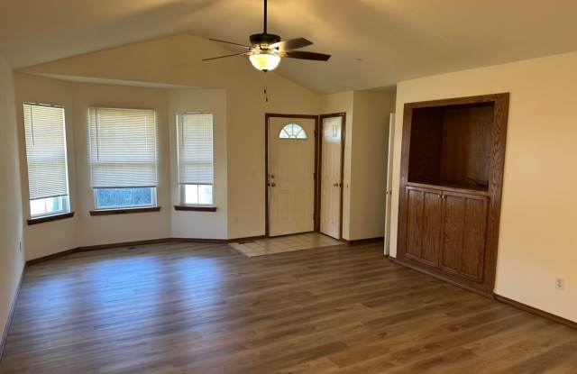 All brick 3 bed 2 bath home in Nixa. Gallery 3
