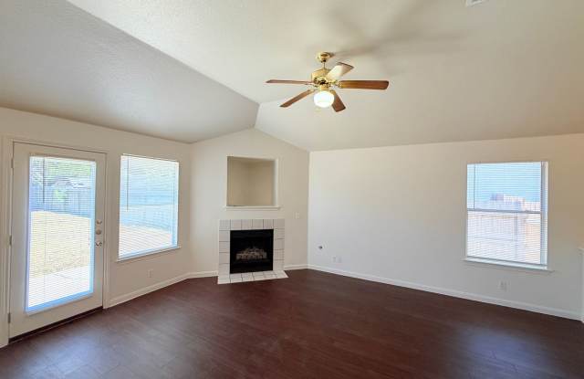 4 BEDROOM HOME - SPACIOUS INTERIOR - LARGE YARD Gallery 4