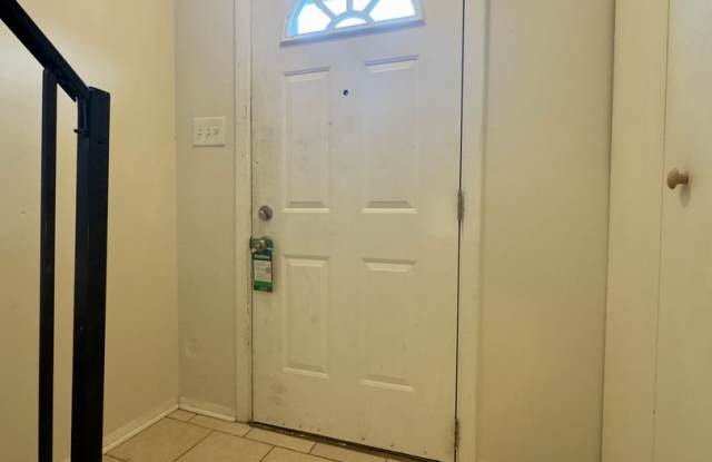Charming 3-Bedroom Townhome in Prime Edgewood Location Gallery 3