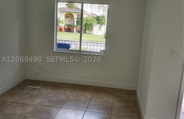 7427 NW 181st Ter Gallery 4