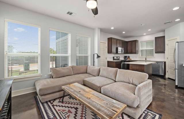 Modern condo, great location, fully Furnished! Gallery 4