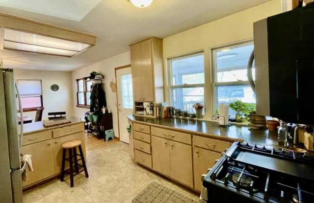 1820 Fisher St photos photos