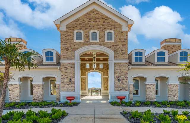 Lakeside Pointe Apartments & Townhomes Gallery 2