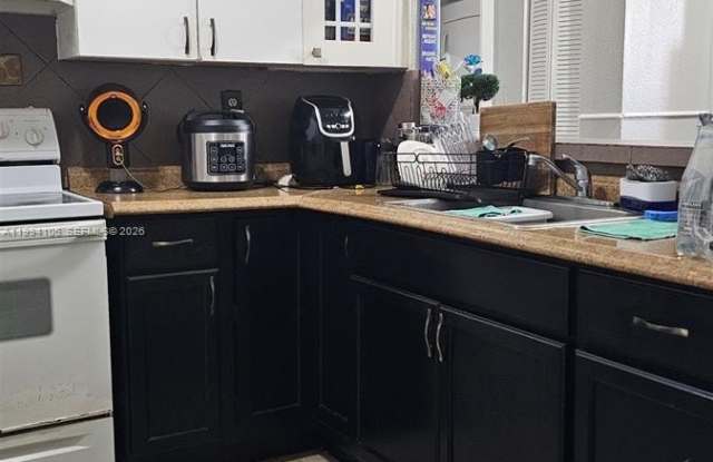 8075 NW 7th St photos photos