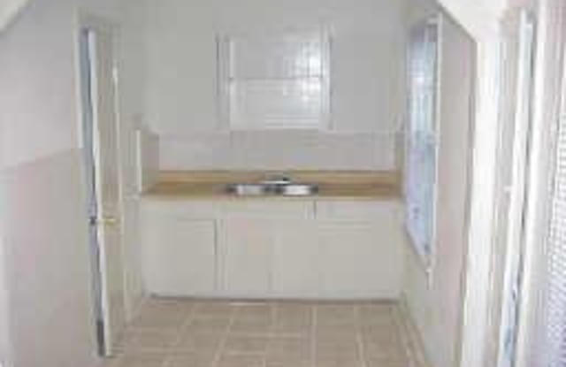 5136 1/2 Bell St Gallery 2
