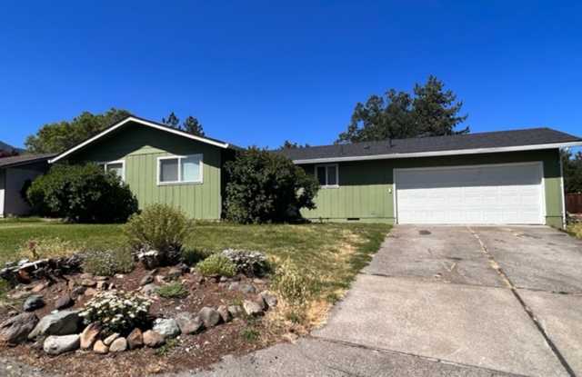Three bedroom home with large yard| Available July! - 915 Glendower Street, Ashland, OR 97520