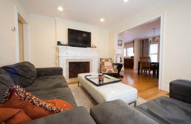 Brookline 4 Bed – 1,700 Sq Ft – W/D in Unit – Parking – No Fee – 9/1 photos photos