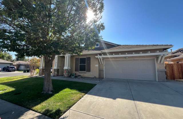 4-bedroom single story located in Sylvan School District! Gallery 4