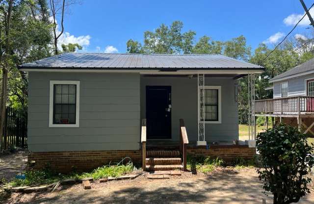 2/1 house with yard in Midtown! Available now! photos photos