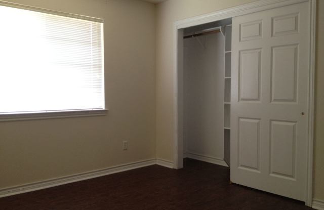 PET FRIENDLY! PRICED RIGHT! SUBLEASE AVAILABLE! NO DEPOSIT! photos photos