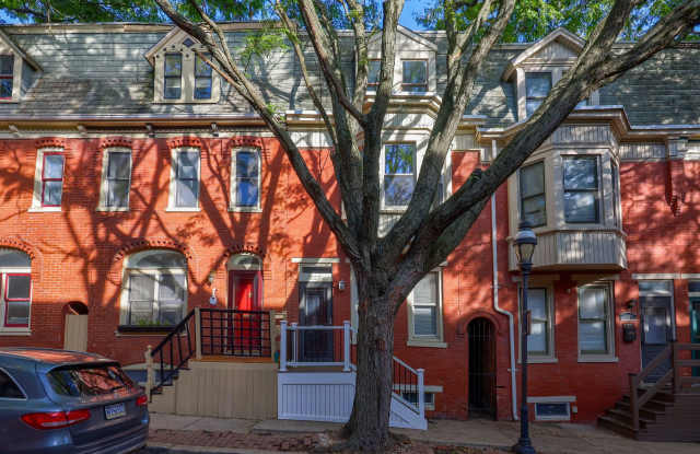 Beautifully Remodeled 5 Bed/1.5 Bath Townhouse-York City SD photos photos