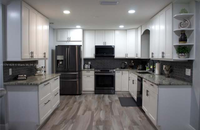4340 SW 34th Ln - 4340 Southwest 34th Lane, Dania Beach, FL 33312