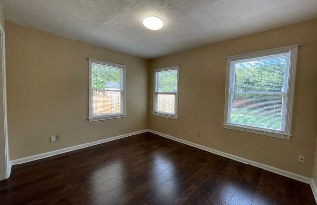 AVAILABLE NOW 2 BEDROOM 1 BATH HOME IN TCU AREA Gallery 4