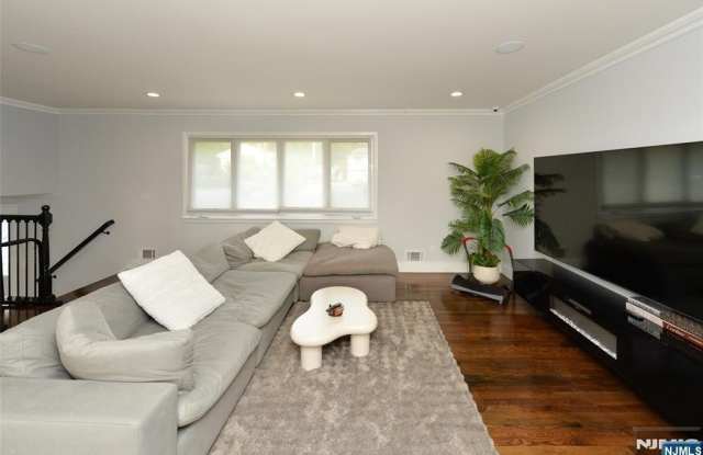 154 Middlesex Avenue Gallery 3