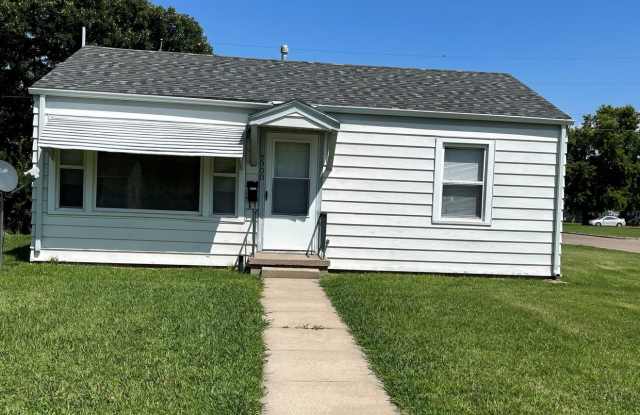 2 Bedroom, 1 Bathroom House with Detached Garage Gallery 1