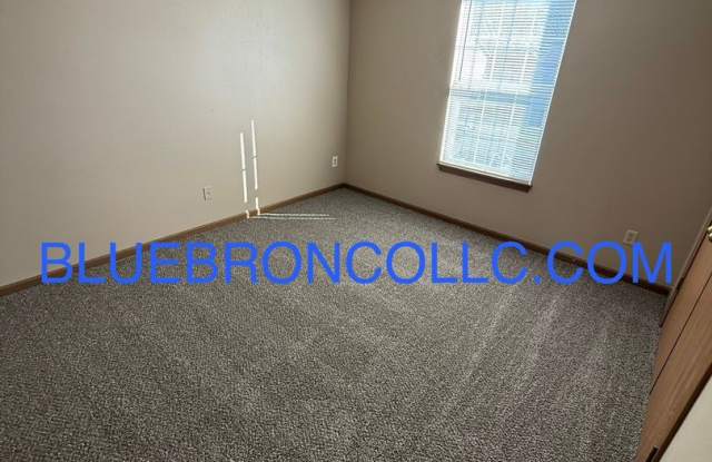 Spacious 3 bedroom unit with new flooring Gallery 4