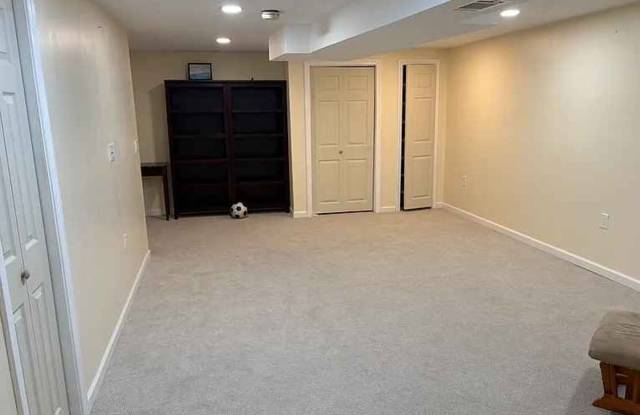 Beautifully remodeled 3 bedroom, 3.5 bathroom townhouse in South Nashua photos photos