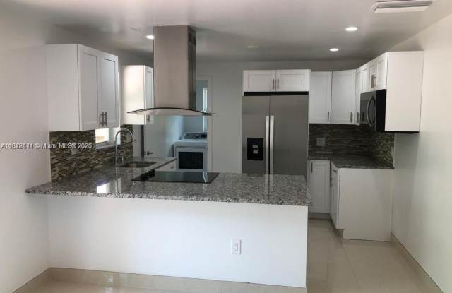 1121 SW 24th Ave photos photos