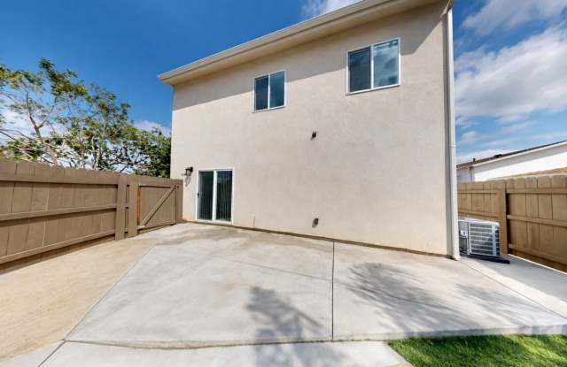 4BD house on Montezuma, Private Yard and Driveway! Gallery 1