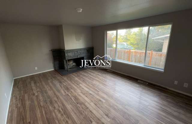 Kent 3BR Home with Washer & Dryer – Ready Now Gallery 4
