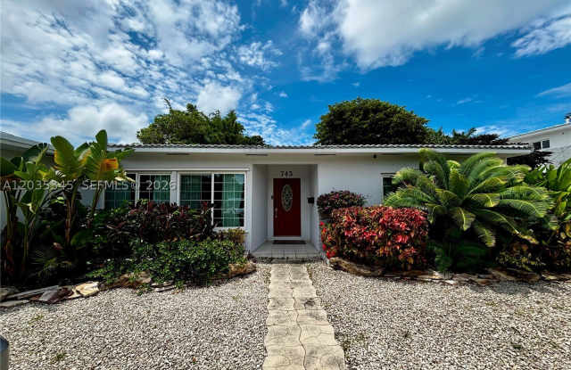745 S Shore Dr photos photos