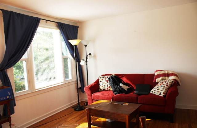 Renovated Sapphire Manor Condo Gallery 4