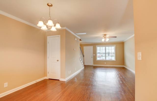Charming Condominium With Breakfast Bar Close To Tennova, Shopping and I-24 Gallery 4
