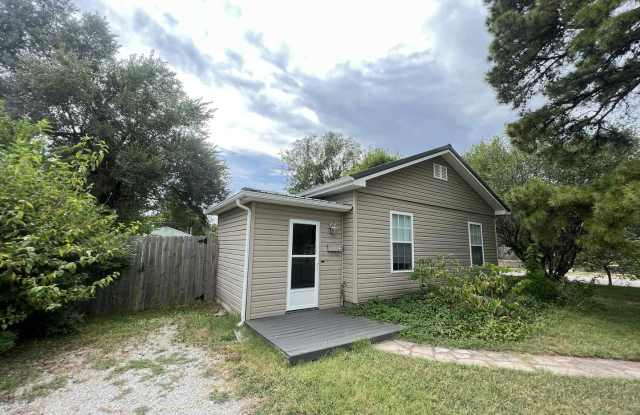 Charming 2 bedroom, 1 bathroom home with fenced-in yard, shed, and greenhouse!!! LAWN CARE PROVIDED. photos photos