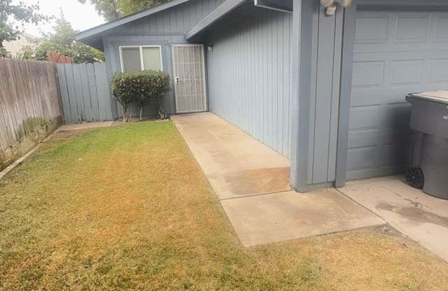 Spacious 2-Bedroom Duplex for Rent - 232 South 6th Avenue, Oakdale, CA 95361