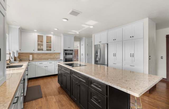 FULLY FURNISHED CHARMING 7 BEDROOM HOME WITH PRIVATE DOCK! SET UP A TOUR TODAY! Gallery 3