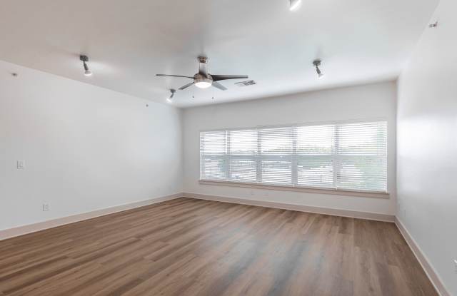 5225 Maple Avenue Gallery 2