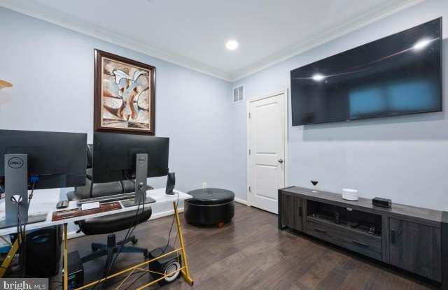 518 HARBORVIEW Drive Gallery 4