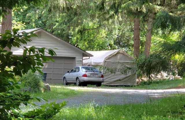 12439 Witland Ln SE: Garage Appartment Gallery 3