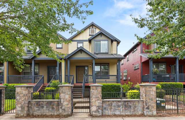 New Price!! Available NOW Hillsboro End Unit Townhome Minutes to Intel Jones Farm, Costco, Parks 1 Small Pet OK photos photos