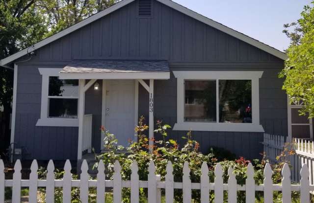 3 BED 1 BATH HOUSE WITH A FENCED BACKYARD photos photos