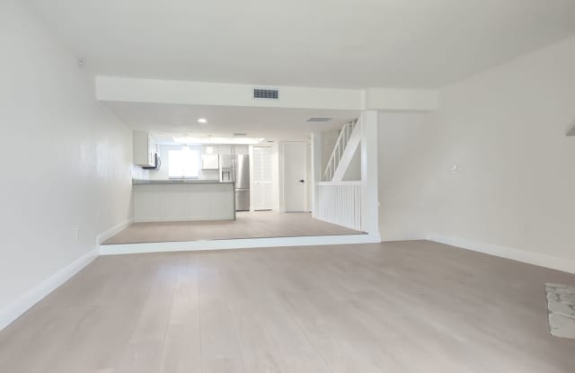 3 BR 2.5BA Remodeled Townhome in Treasure Island, FL Gallery 4