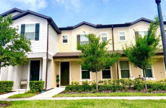 MOVE IN SEPTEMBER! IMMACULATE RENTAL! 2x2.5 TOWNHOME WITH PRIVATE COURTYARD! 2 CAR GARAGE! Gallery 1