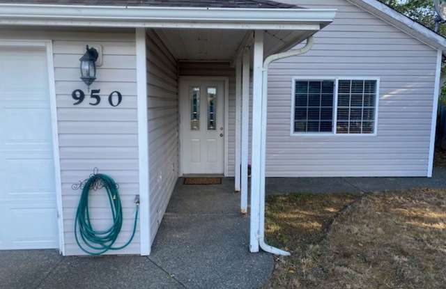 SPACIOUS 3 BEDROOM 2 BATH DUPLEX IN BEAUTIFUL COOS BAY! Gallery 3